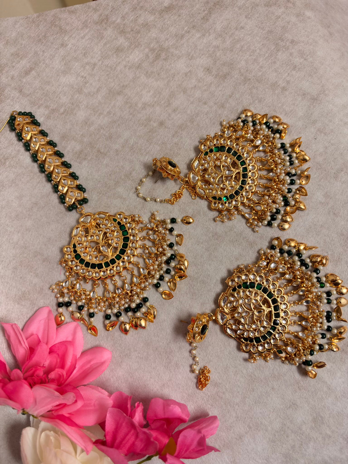 Emerald Green Kundan Tikka & Earring set